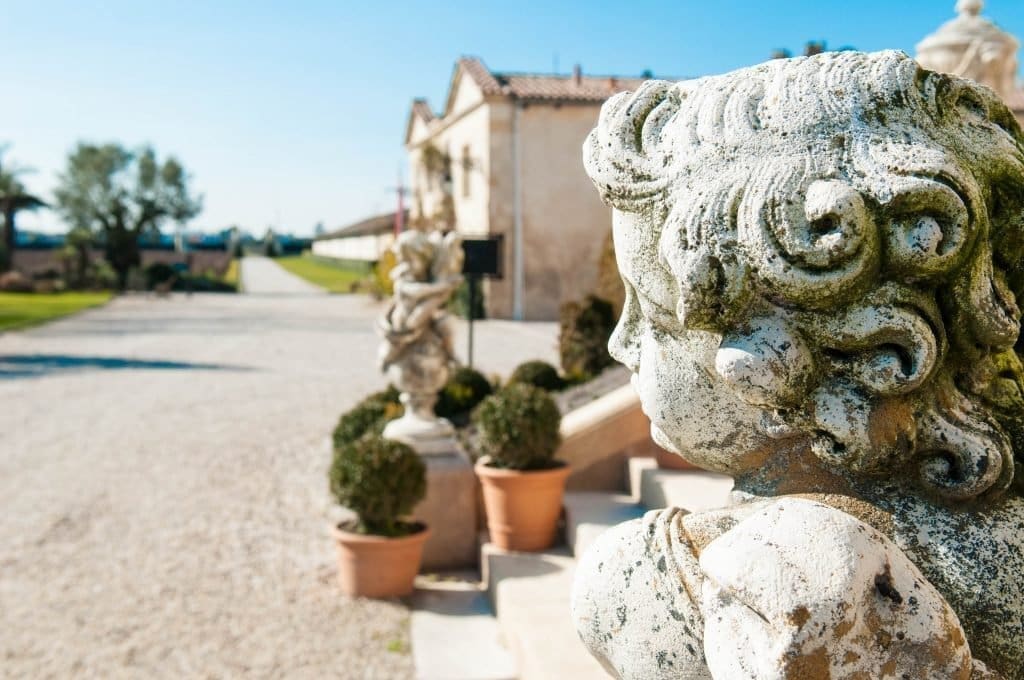 Entrée du Château chateau pape clément | 11
