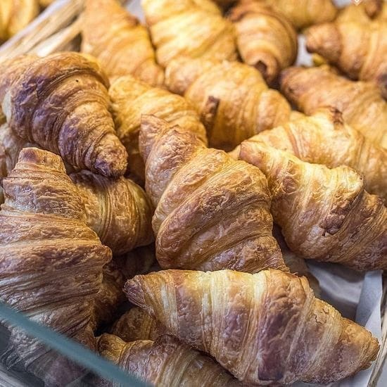 The ultimate guide to find the best croissants in Paris 24 A display of many croissants/https://www.vgpatisserie.fr/produits/croissant
